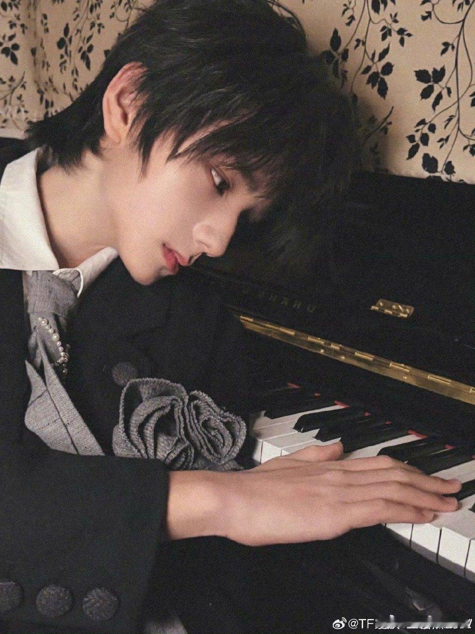 王橹杰手捧红玫瑰花，氛围感直接拉满～ 