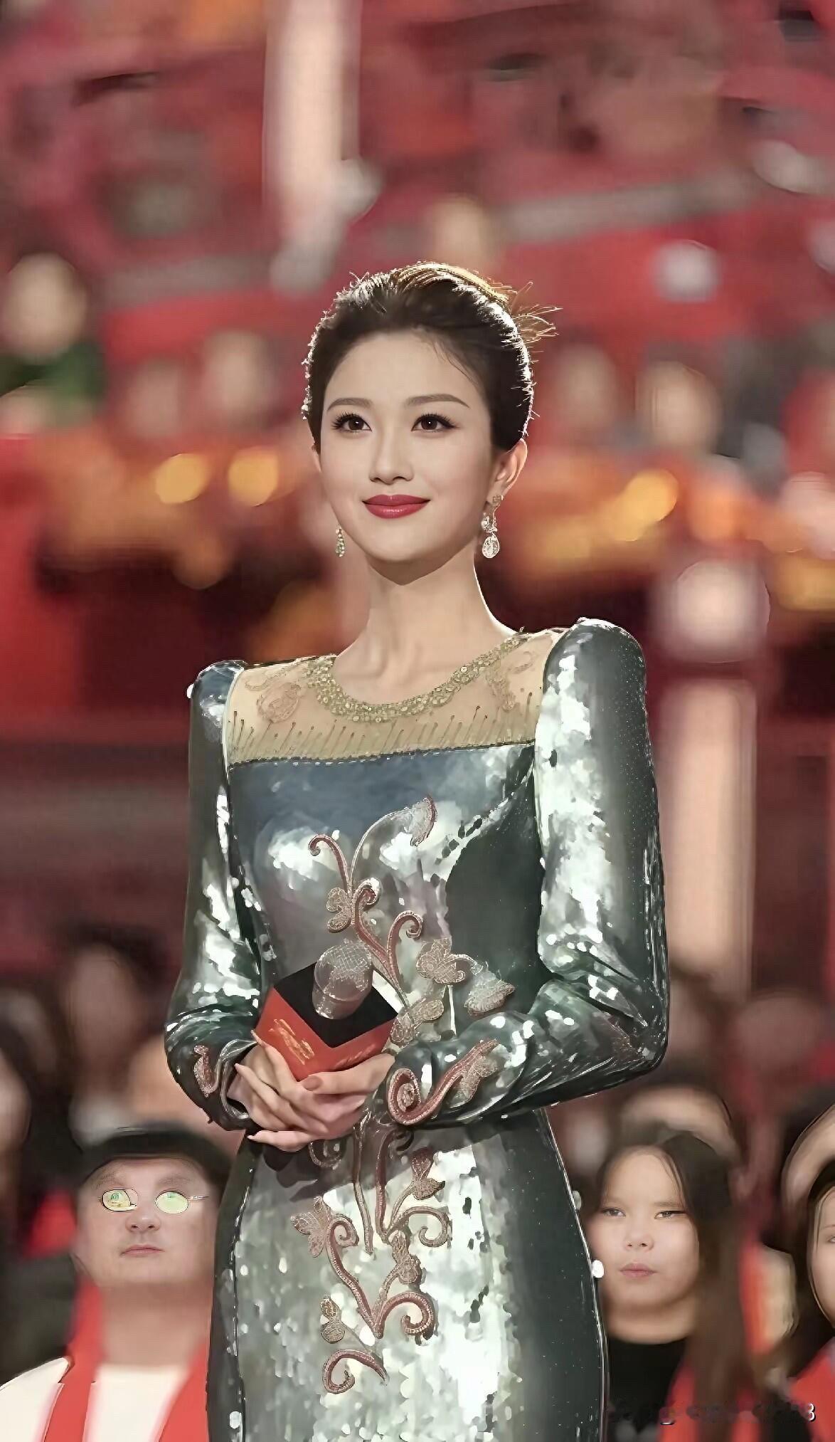 这几个年轻的女主持人里 ，龙洋的颜值不是最高的，但她的长相最有特点，主持又好，跟