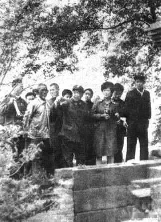 1985年，时任解放军军事学院副院长的刘忠将军重返山西老爷山战场，与昔日772团