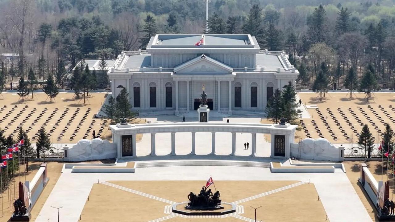 西方“艾布拉姆斯”和“豹”式坦克出现在朝鲜首都新建博物馆内

俄罗斯卫星通讯社 