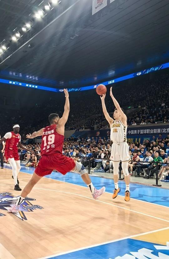 CBA，全称中国男子篮球职业联赛，简单说就是咱们中国最顶级的篮球联赛。它从199