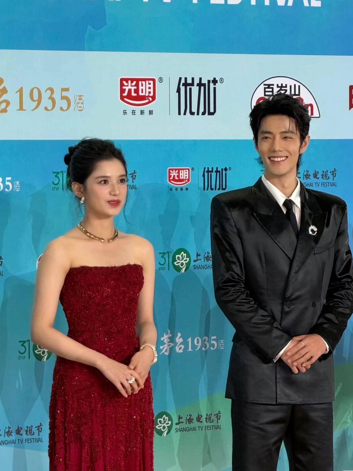 肖战张婧仪闪耀红毯了肖战张婧仪白玉兰红毯同框合影肖战低头看怕踩到张婧仪的裙子