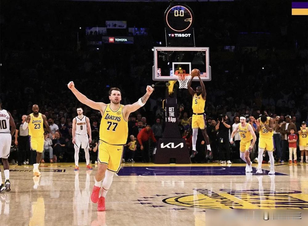 还在聊让詹姆斯防戈登？真当约基奇是摆设。这想法天真得，就离谱。
翻翻录像，约基