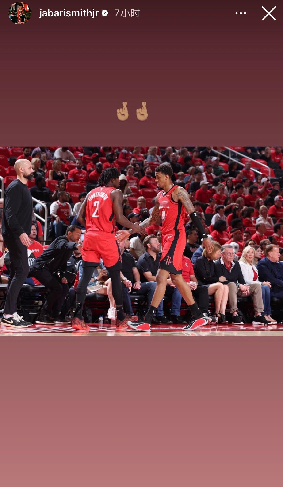 小贾晒出和奥科吉、DFS的合照送别队友📸休斯顿火箭nba交易休斯顿火箭