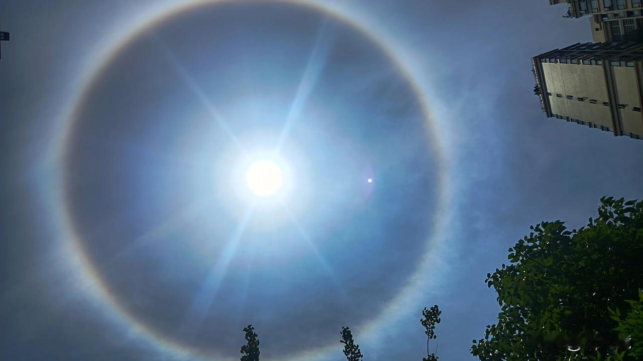 奇景！洪雅上空惊现绝美日晕
今天上午十点左右，在四川省洪雅县城的天空中，出现了一