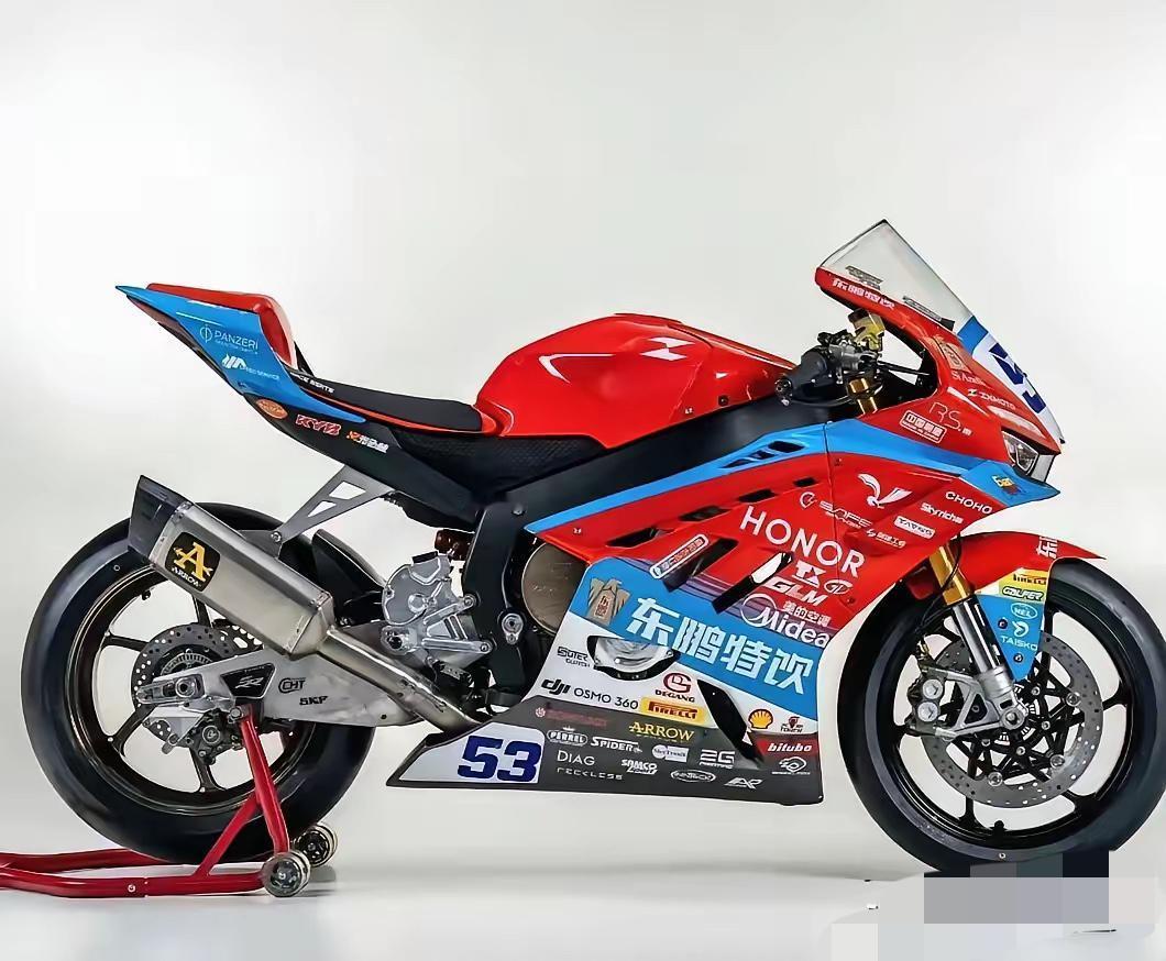 张雪机车这次的新贴花一出来，那赞助商数量简直是大爆发。

以前贴花上赞助商就寥寥