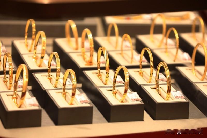 家人们谁懂啊！国内金饰克价涨到1722元这个话题居然有6亿阅读量，这数字一出来就