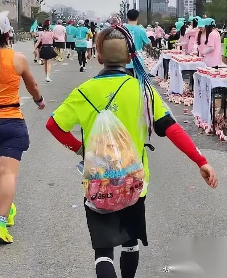 成都半马出了件糟心事儿——

有人把补给站当“进货筐”了！

不是跑累了拿根香蕉