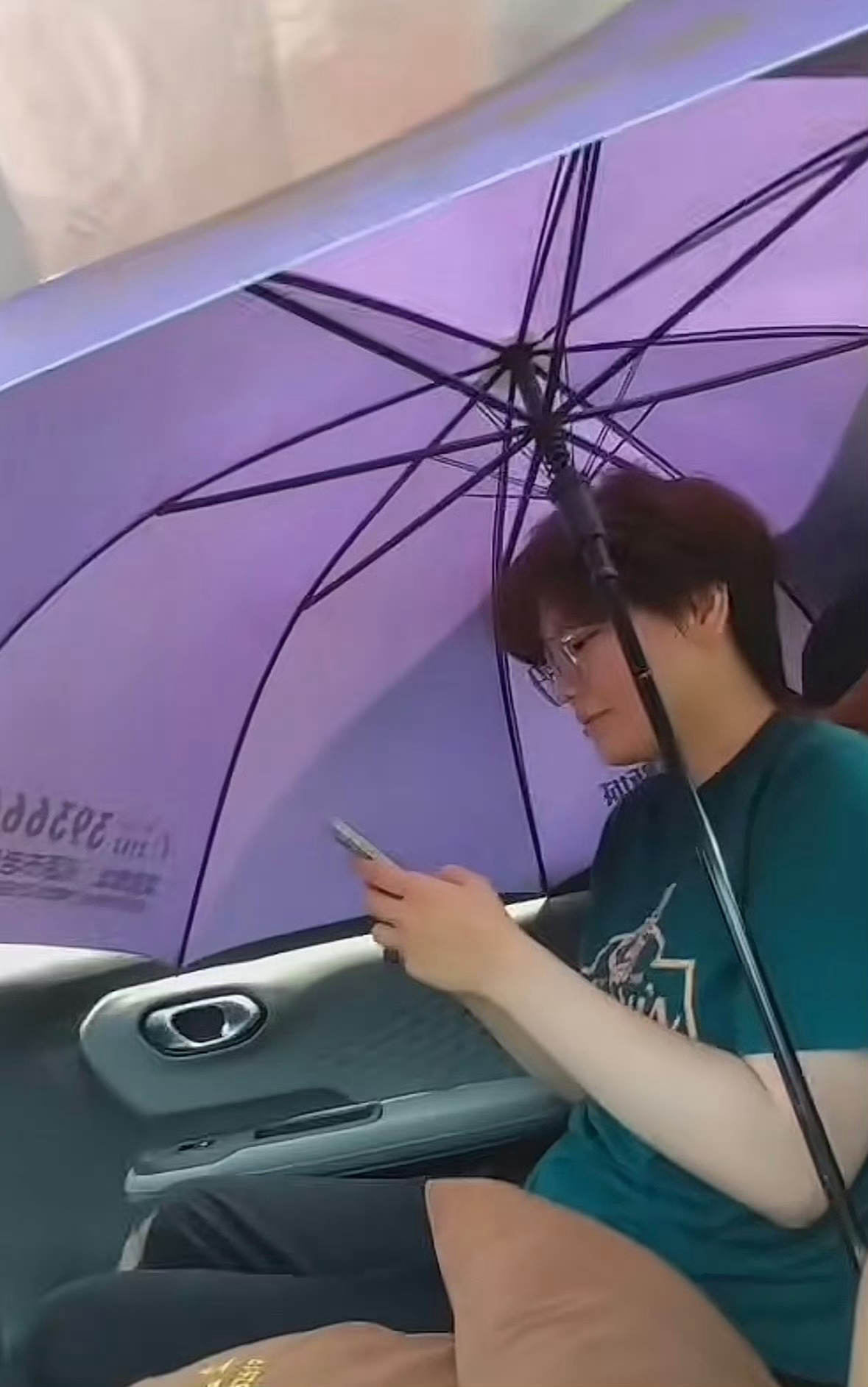 你见过在车里面打雨伞的么？特斯拉出新专利解决天幕防晒大热天开天幕车太遭罪，太阳直