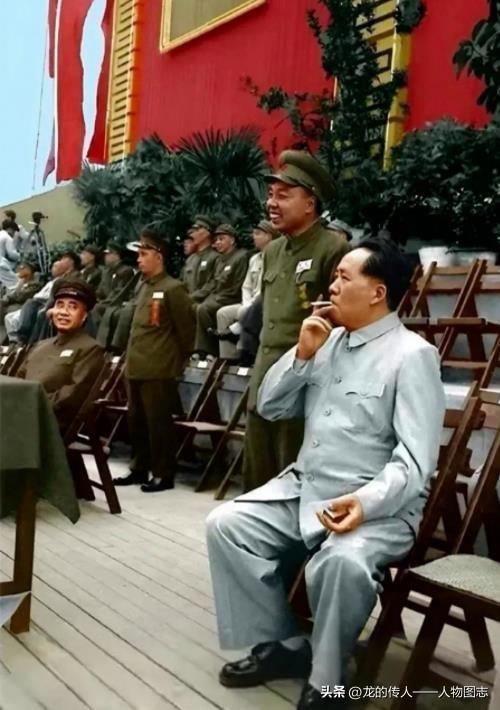 1952年8月1日毛主席、朱总司令在第一届全军运动会上