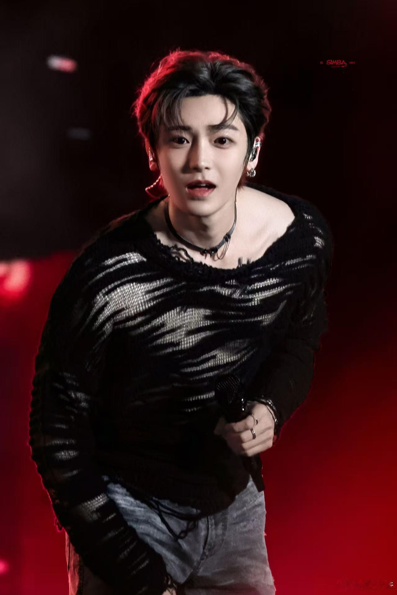 侯明昊的笑容真的太有魅力了，每次看到他都觉得他帅得没道理，简直自带撩人光环！ 