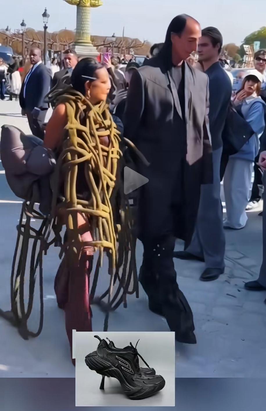 巴黎世家，这些稀奇古怪的衣服，不知道什么样的人才会买来穿。
穷人不会买，因为都买