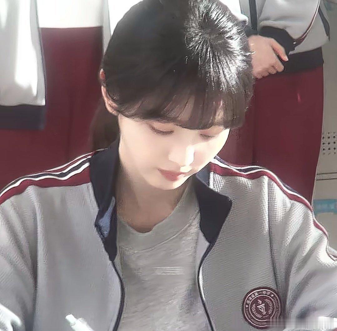 学校捞人捞到了田曦薇天才女友假如校园捞人捞到田曦薇，直接解锁天才学姐。林知夏的人