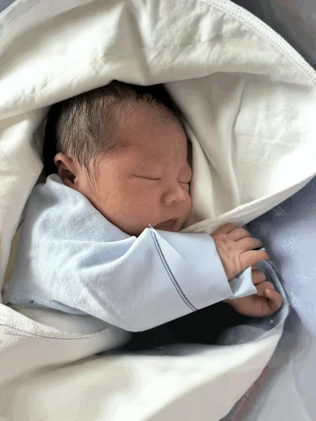 蹲产房三小时，我家带把儿的小祖宗总算落地，乐懵的同时又犯了愁——咱姓穷啊！朋友圈