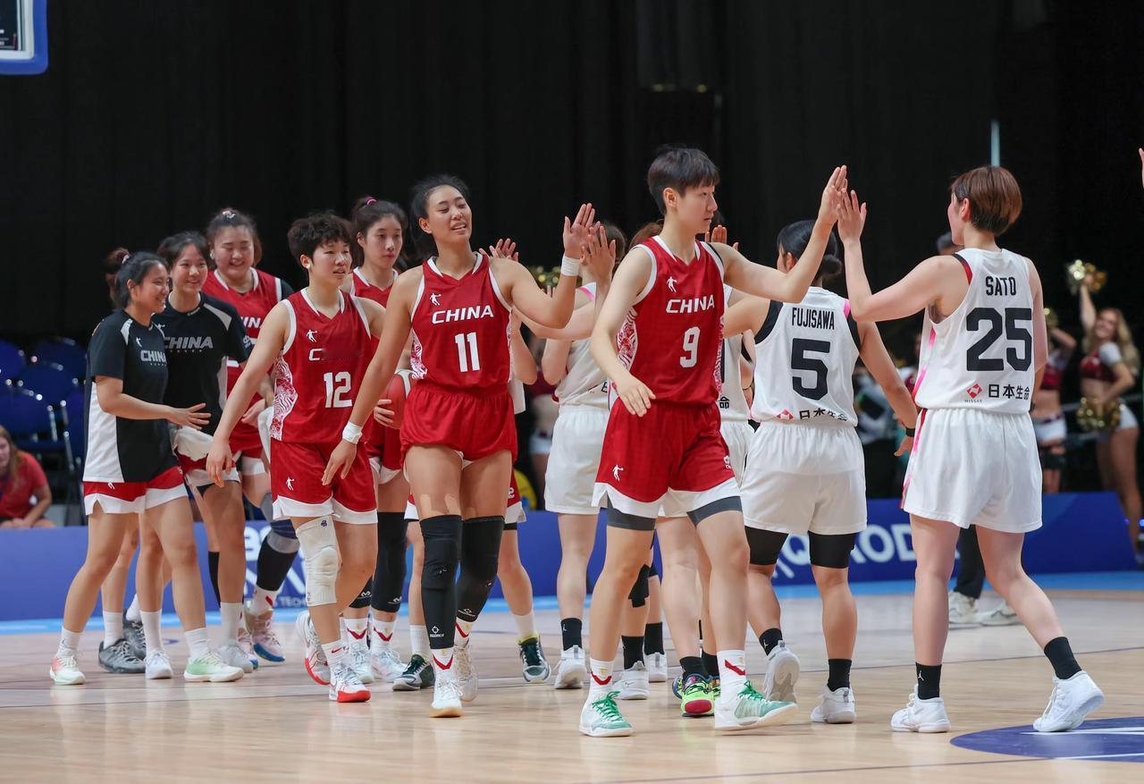 宫鲁鸣又一次站在女篮球迷的风口浪尖上！

原因就是中国女篮集训大名单一出，超出了