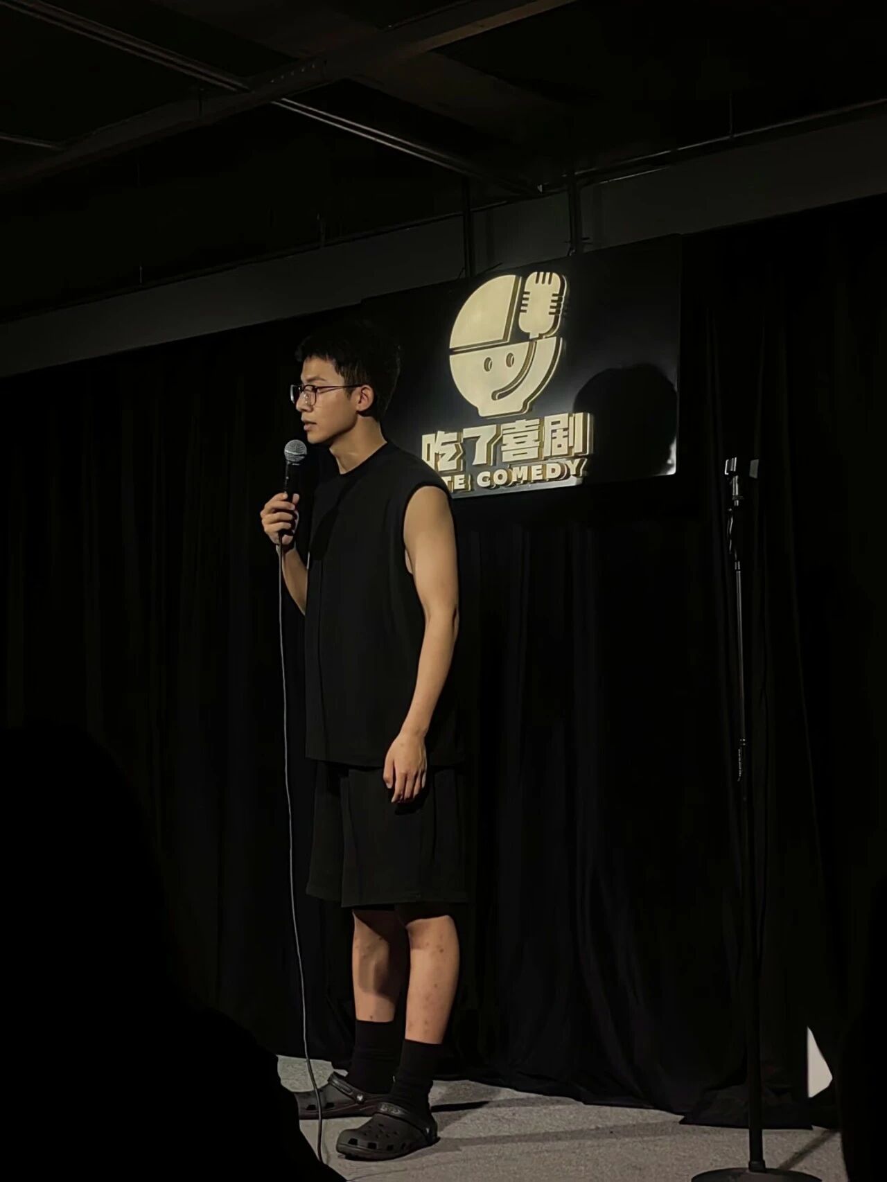 阳光黑皮脱口秀男大小五 