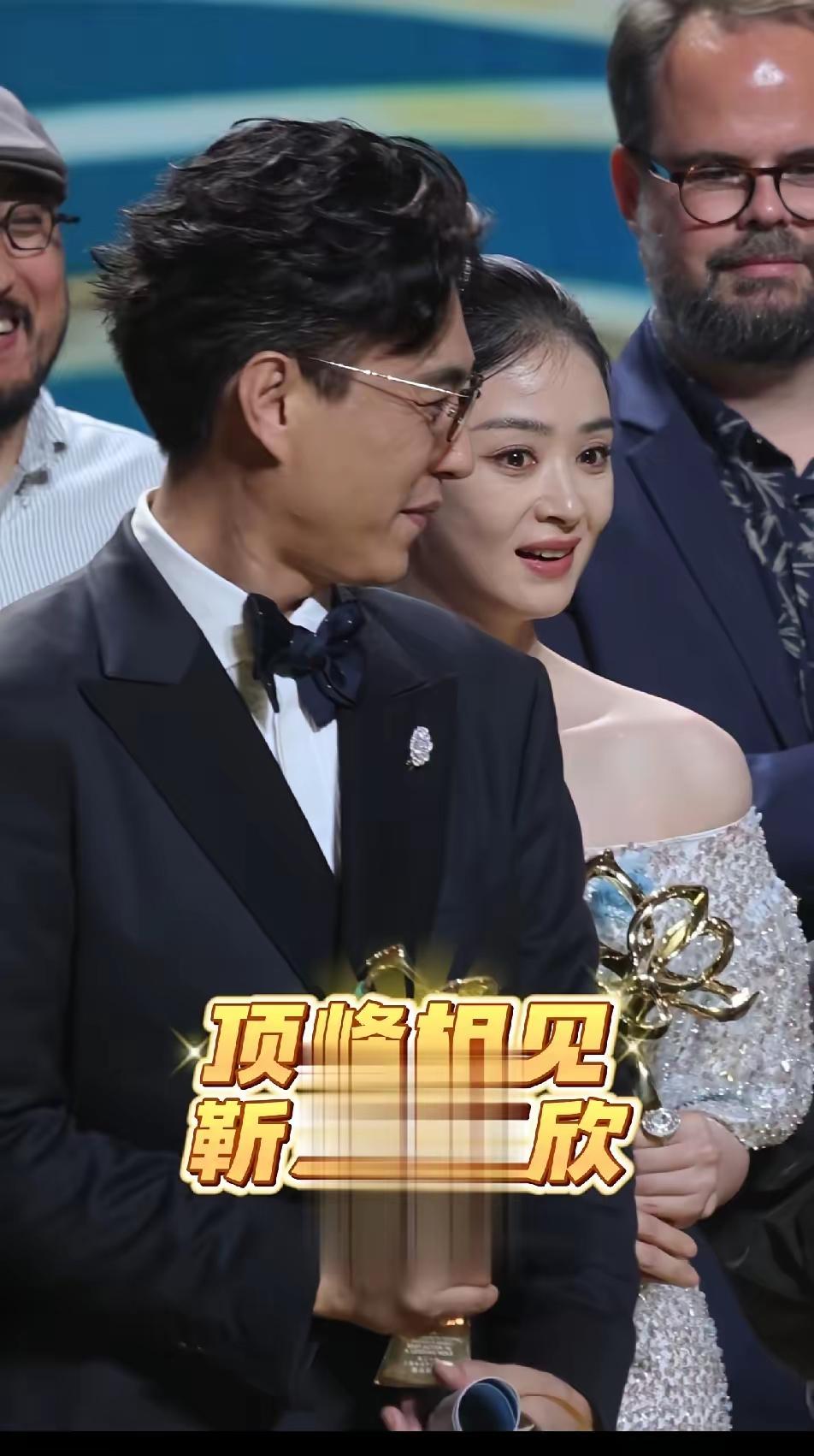 感觉靳东下了很大的决心才转身抱了蒋欣，靳东先是深吸了一口气，然后猛的转身直接抱住