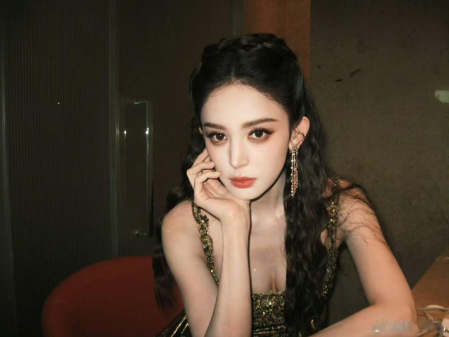 娜扎谢谢汪苏泷老师的交换礼物娜扎晒全能艺人奖杯娜扎的全能艺人奖杯也太大了，谢谢汪