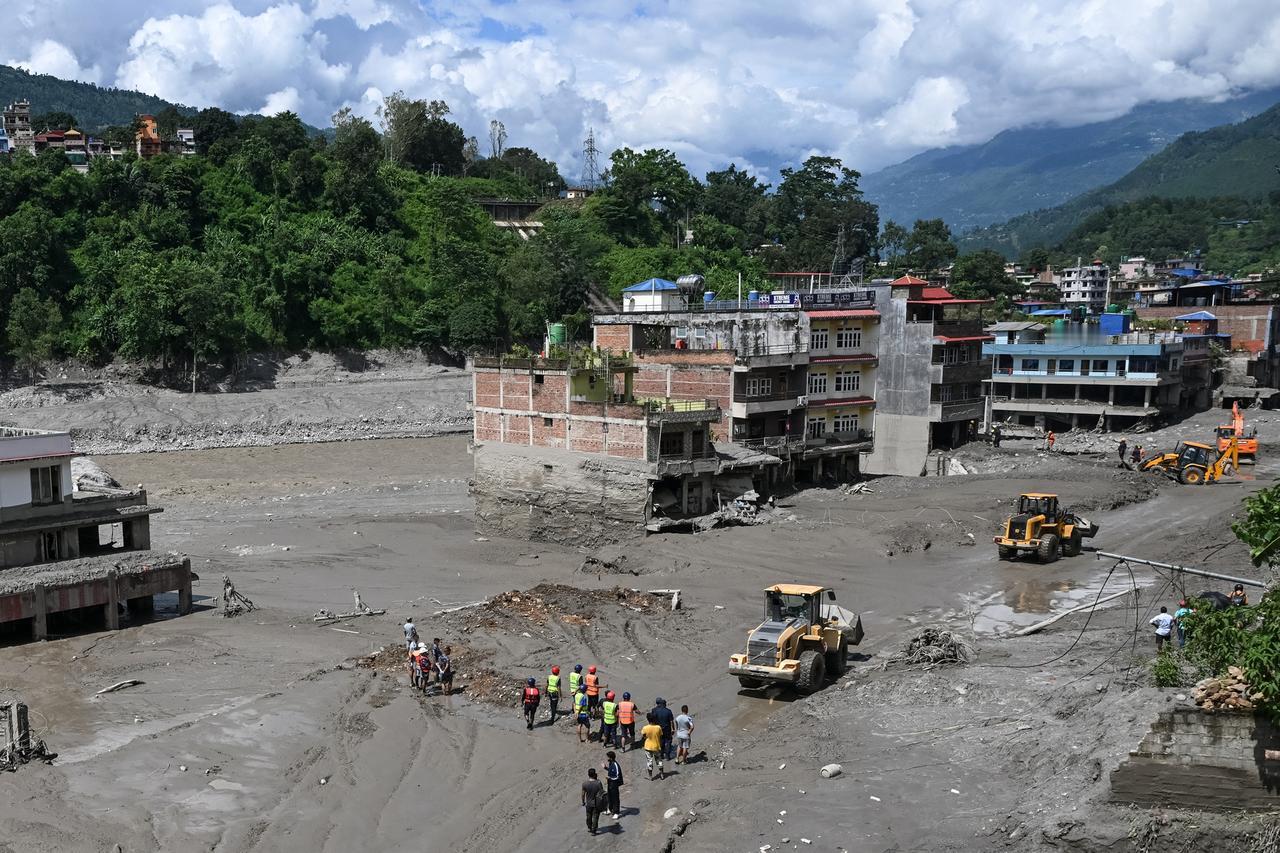 尼泊尔国家减灾管理局（NDRRMA）表示，8月26日发生的洪灾已造成939死，3