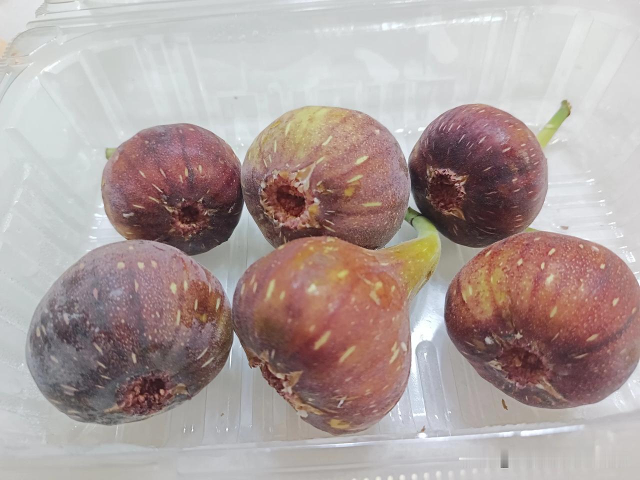看到友友发的无花果才3元一斤，心里满是羡慕……
昨天傍晚取快递，快递门口一小伙摆