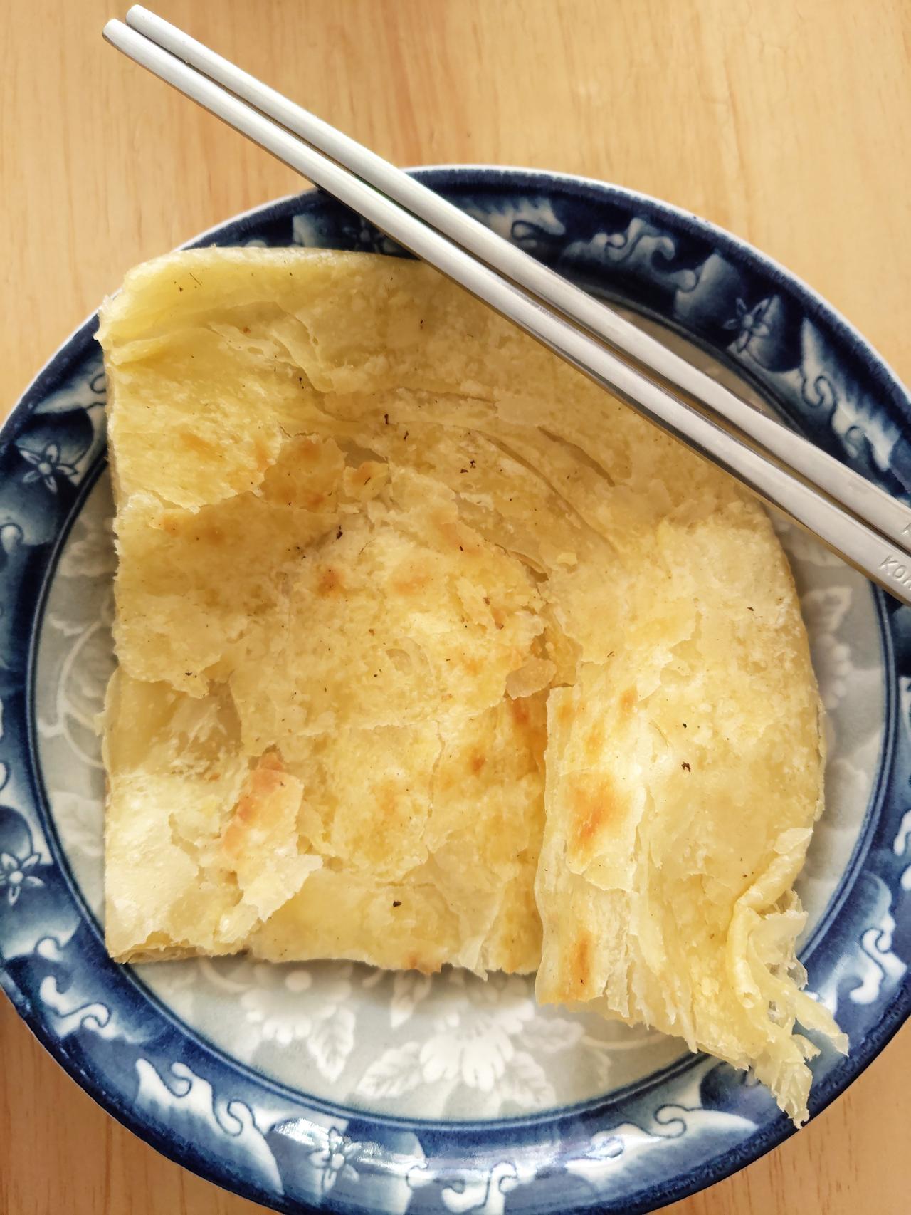我喜欢平时和面的时候就多和一点，把它分成几份，冻在冰箱里，如果晚上吃的话，中午把