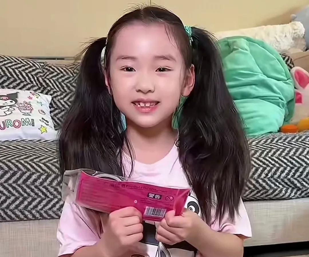 不知不觉
董璇女儿小酒窝都七岁了
这小姑娘长得可真漂亮
小酒窝，这次出镜
无论发