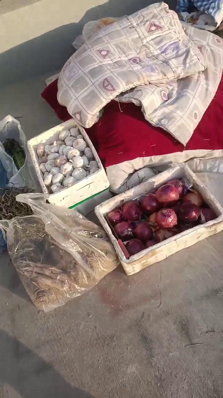 看小区里买菜了，买上菜了，豆腐都有。