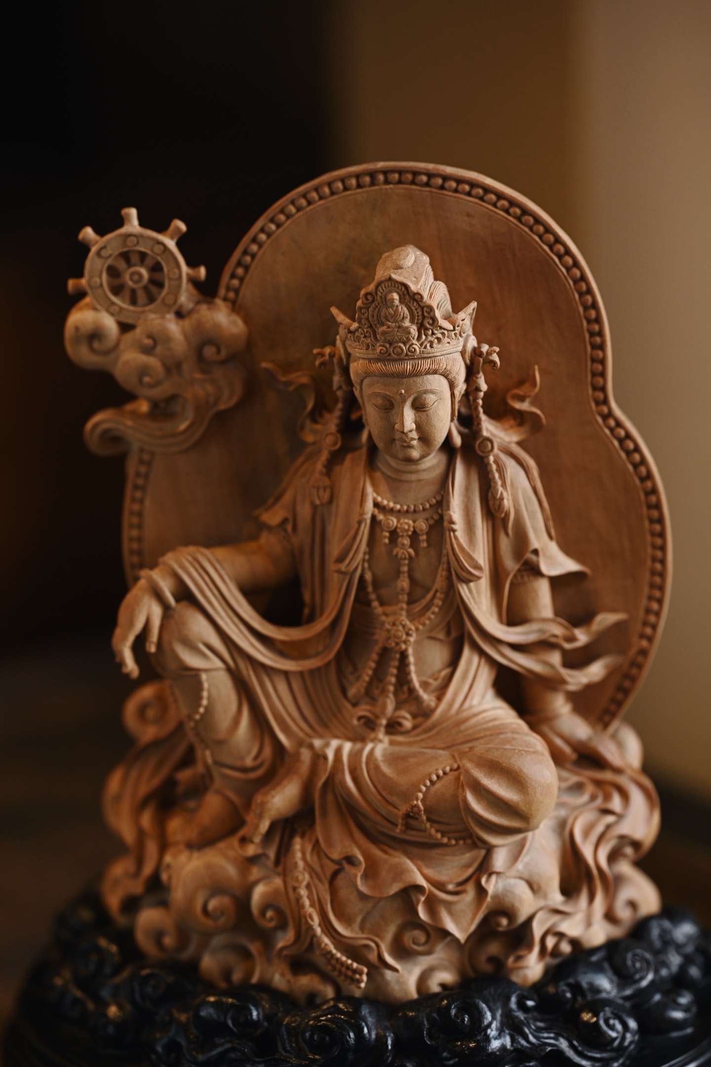 老山檀 | 自在观音整料雕刻，雕工细腻，观音自在而坐，发髻高耸，脸庞丰润，着天衣