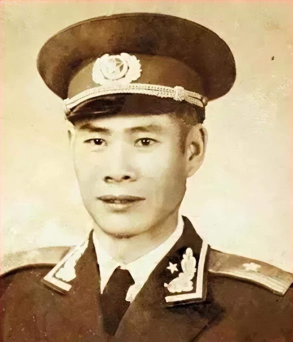 被从省军区调入大军区任副司令员，他感到十分疑惑，直到老战友的一番话让他明白了原因