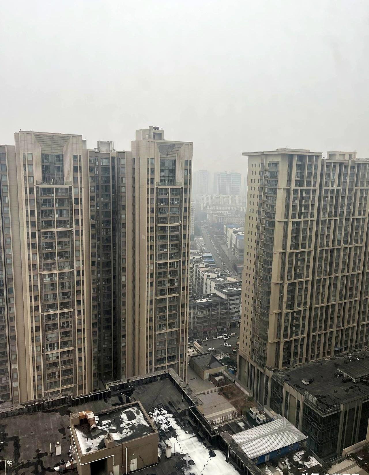 老破小突然抢手了，

远郊新房挂半年没人看，

撤牌成房东新默契。

最近朋友卖