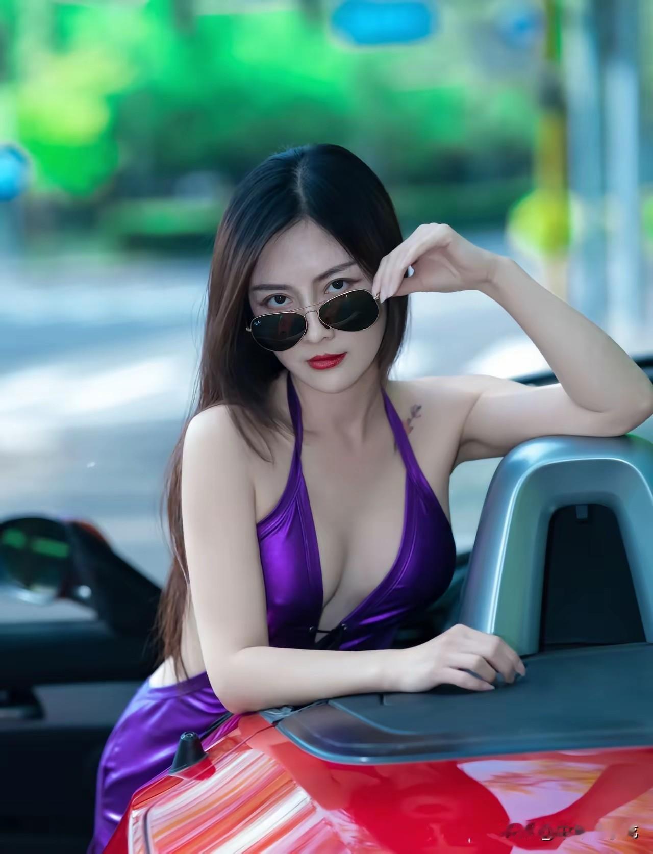 给小姐姐拍照，她在山海仙请吃饭
 
街头的绿意被虚化在镜头之外，亮红色的敞篷跑车