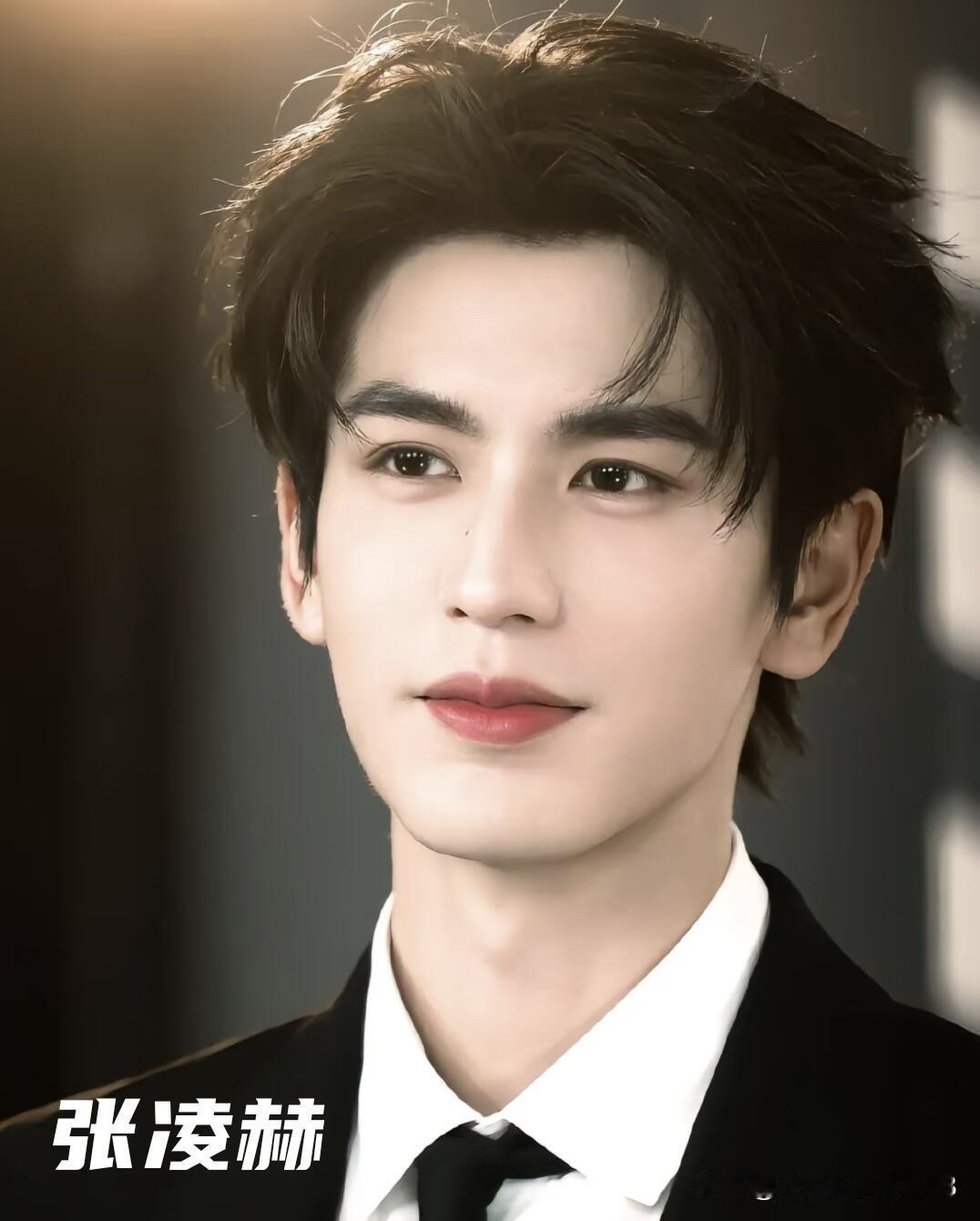 杨洋、张凌赫、肖战三位流量明星，你第一眼看着会觉得谁的长相符合你的审美呢？

我