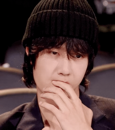 我儿子啃指甲我会一筷子打下去，但一博啃手手我又觉得那么可爱呢！
自从看到一博也啃