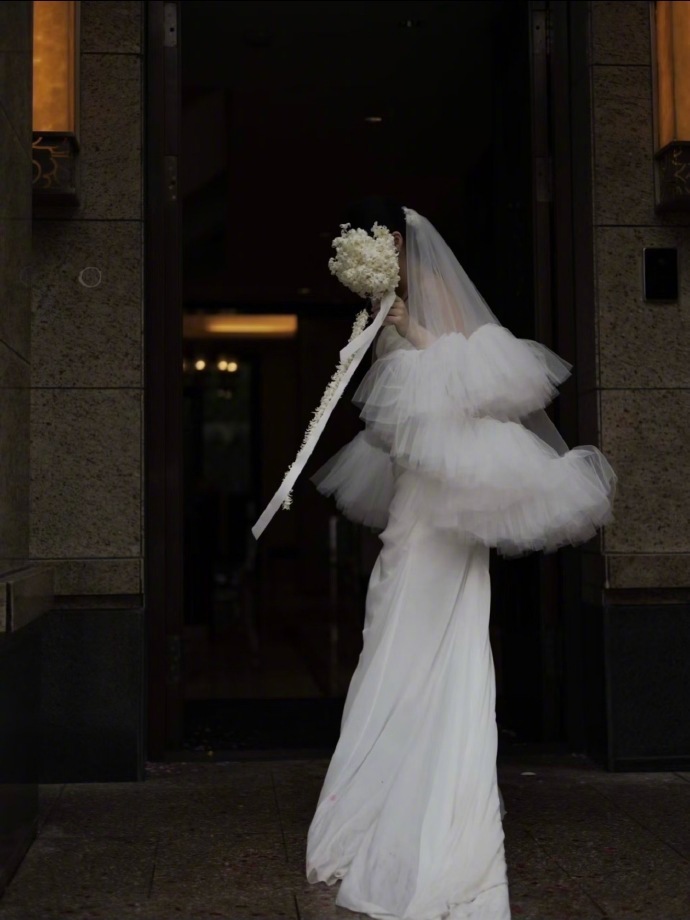 爱人的方式第一是给你花钱，第二是帮你解决问题。其他都是表演。 