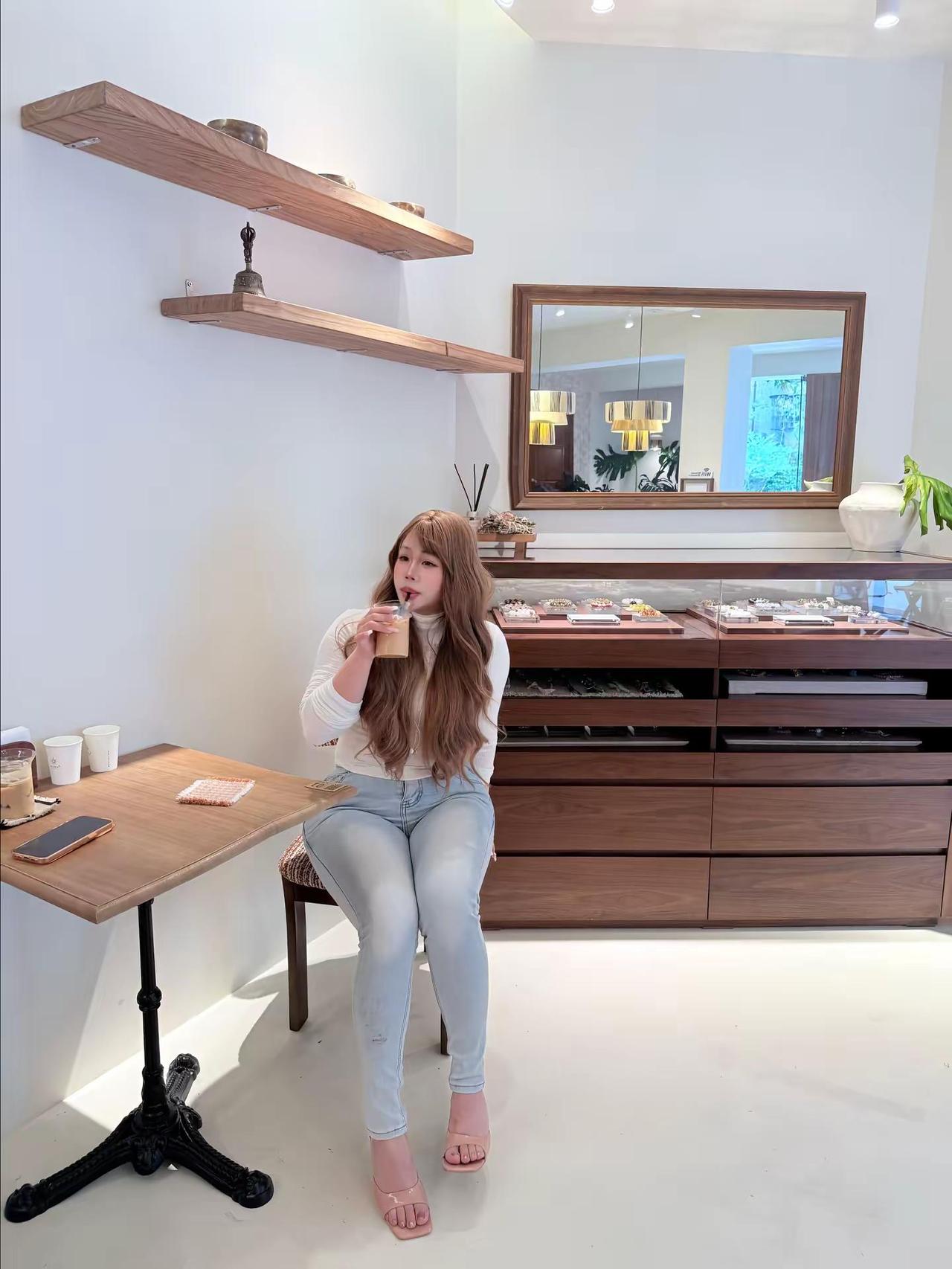 看我不爽是正常的，看到我就爽那还得了美女 穿搭 御姐 欧尼穿搭