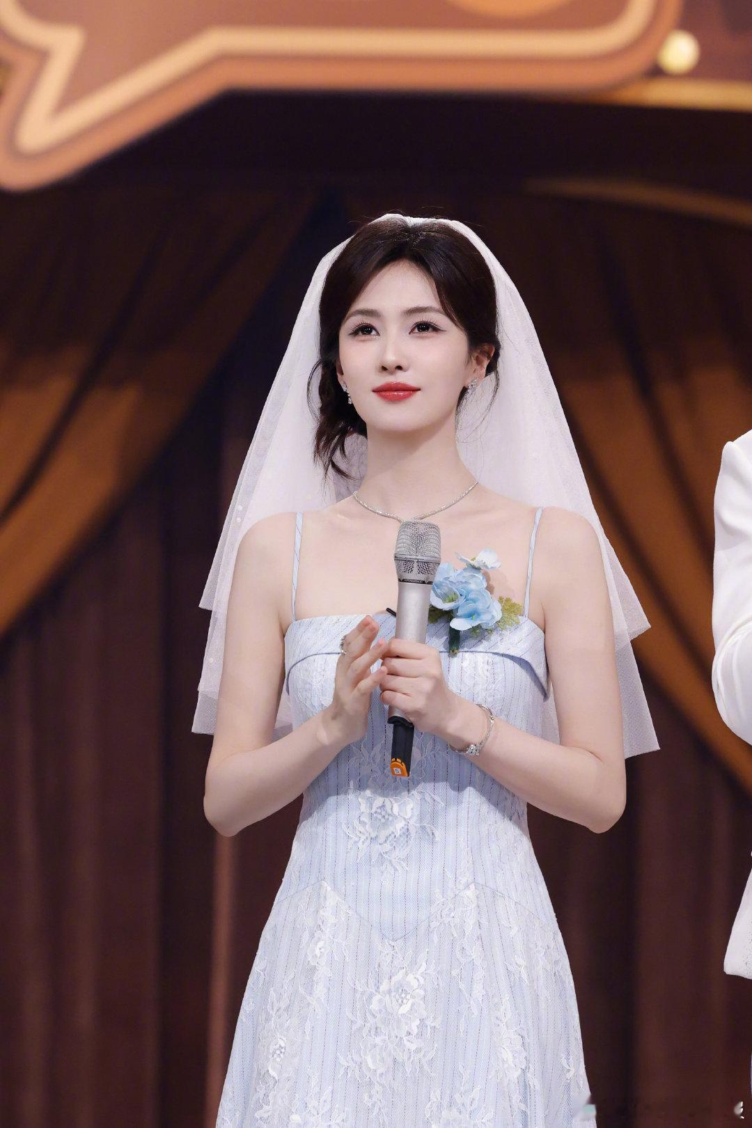  今晚锁定好六舞台！白鹿即兴唱《栀子花开》超暖心，互动自然又亲切，狠狠被圈粉❤️