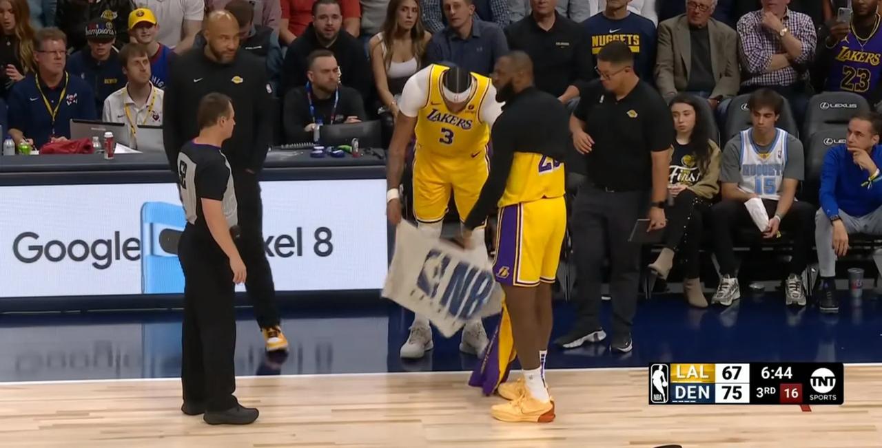 连续出现三次漏判，浓眉被打得睁不开眼，这就是NBA裁判的水平？

在NBA新赛季