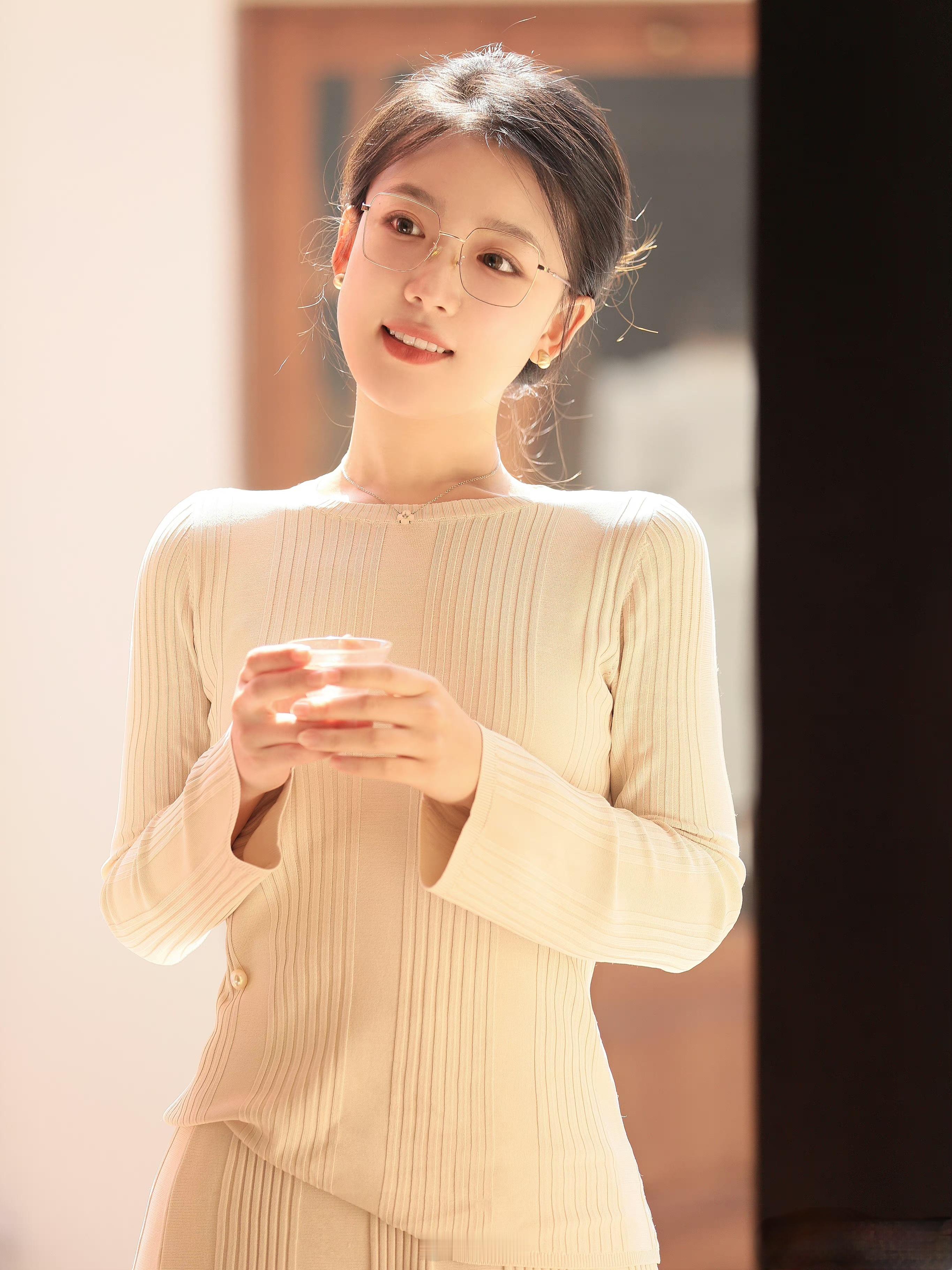 优雅端庄的女孩子 ​​​