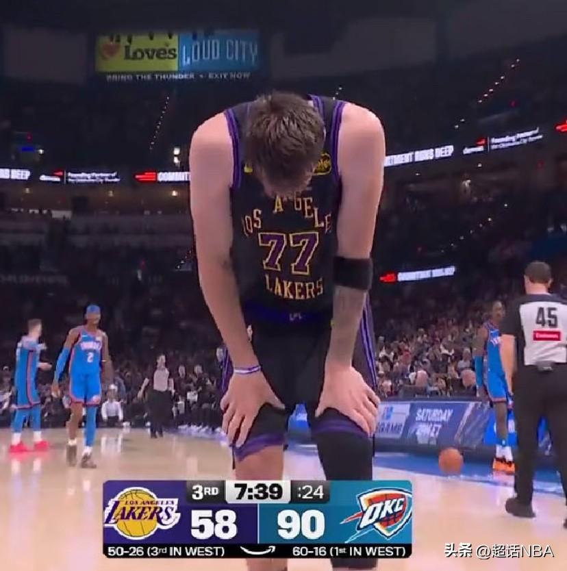 大概率是腿筋，东契奇无对抗情况下受伤！

第三节，东契奇突破的时候突然停了下来，