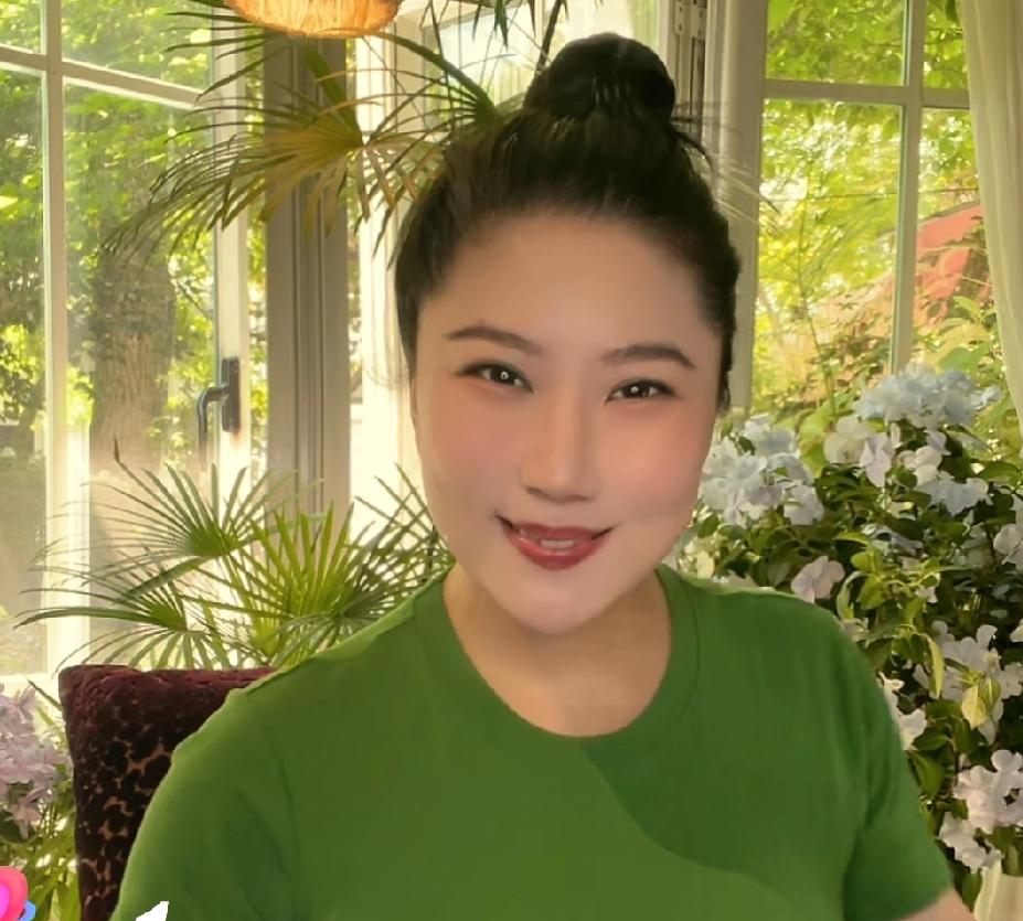 难怪COCO能成为谢贤的最后一任女友。
她不只是外表青春可人，聊天也像脱口秀般机