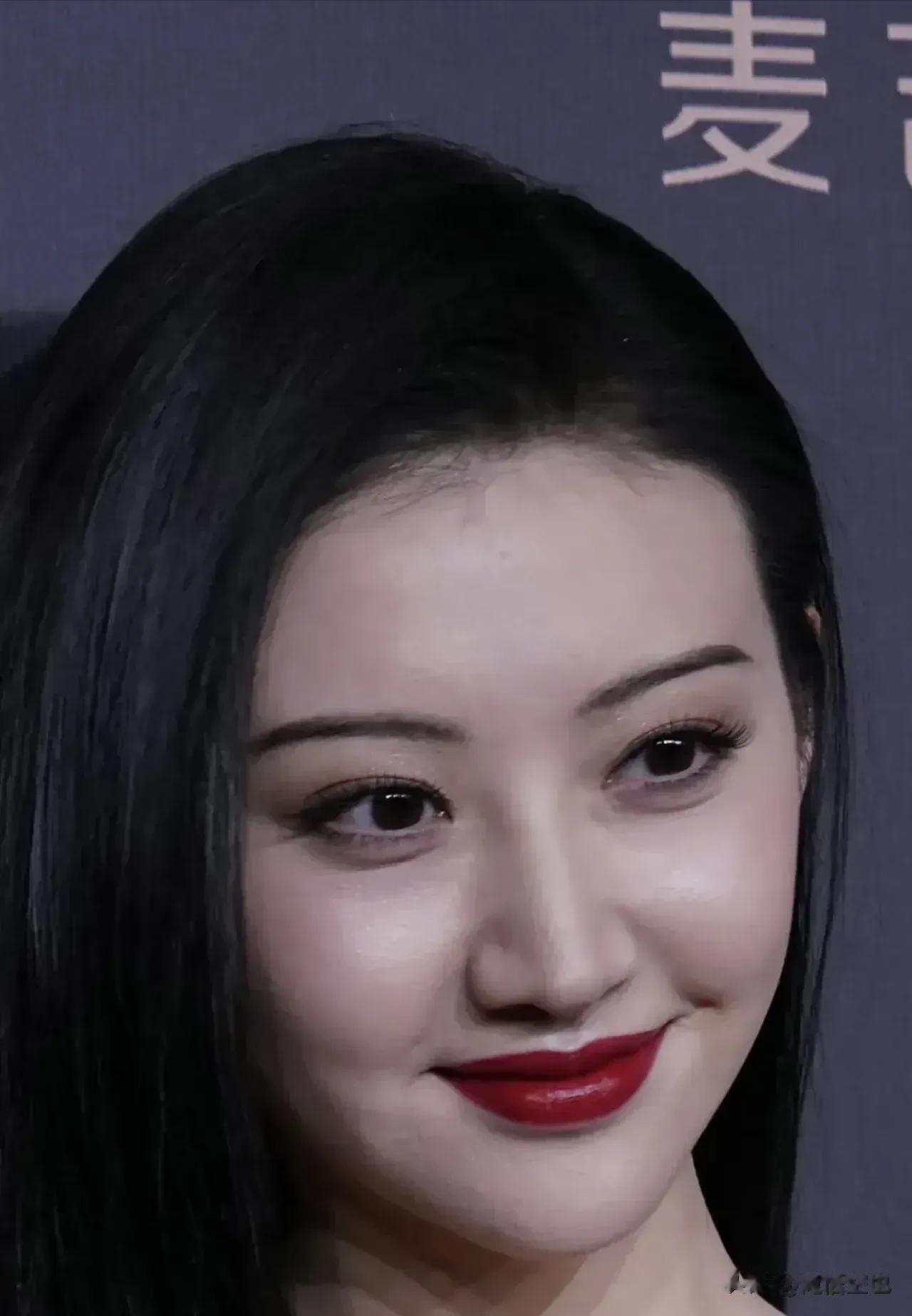 景甜真是越来越成熟，越来越有味道了，甜美知性，温柔尔雅，女人应该有的优点他都有了