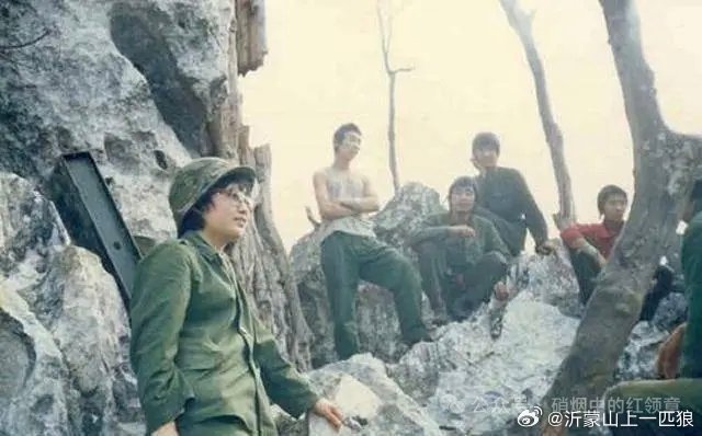 【女军医驻地半夜遇敌特工偷袭，她出门就追，扔5枚手榴弹响了6次】她是一名精干、麻