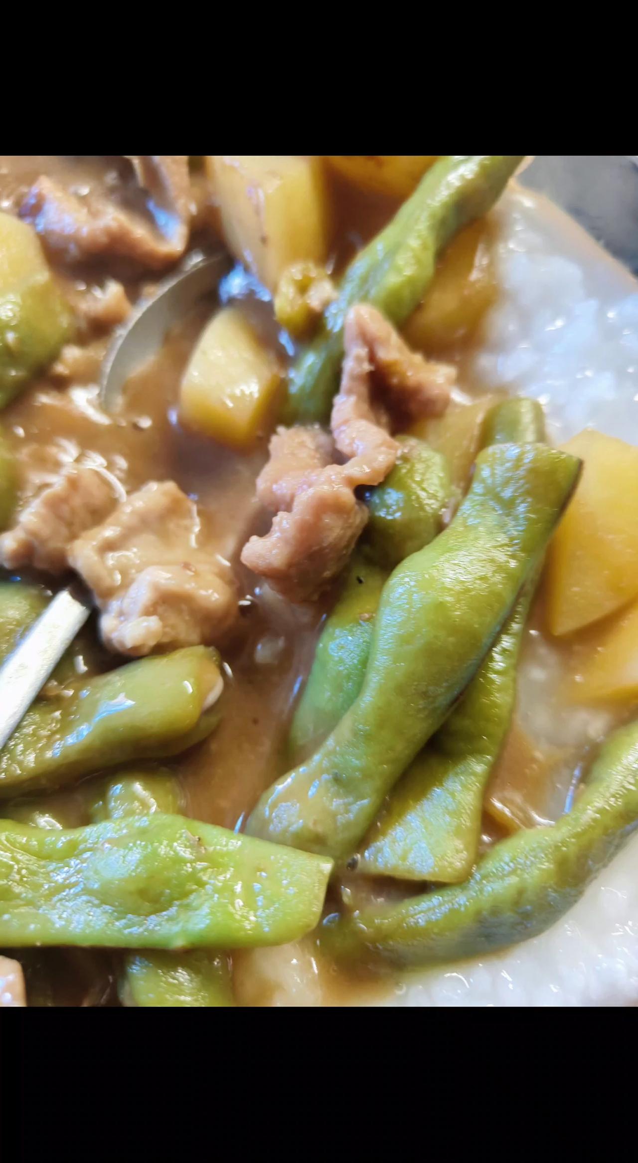 🍛酱汁漫过白米饭的瞬间，胃和心都软了✨豆角炖得糯叽叽，肉块藏着家的温度。平凡日