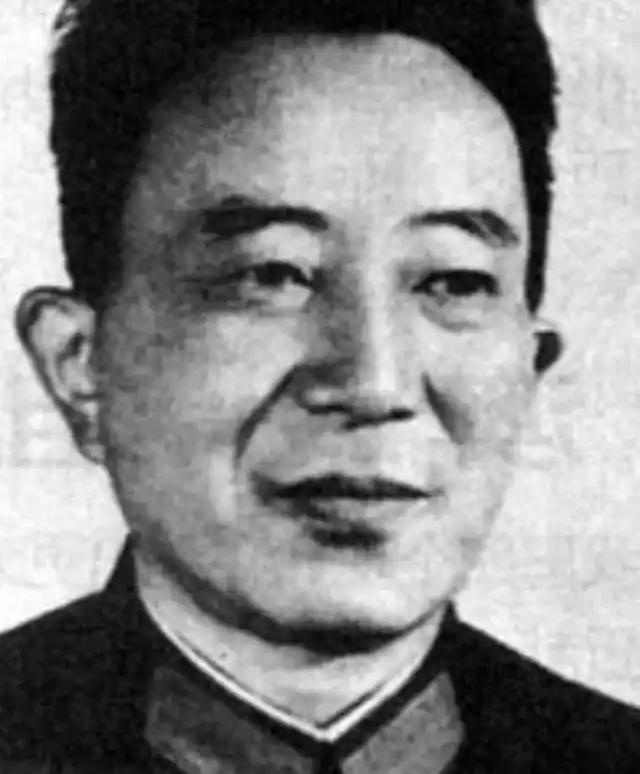 1976年，罗瑞卿正由郝治平扶着在院子里散步，皮定均却突然来了，他捧着一捧刚采摘