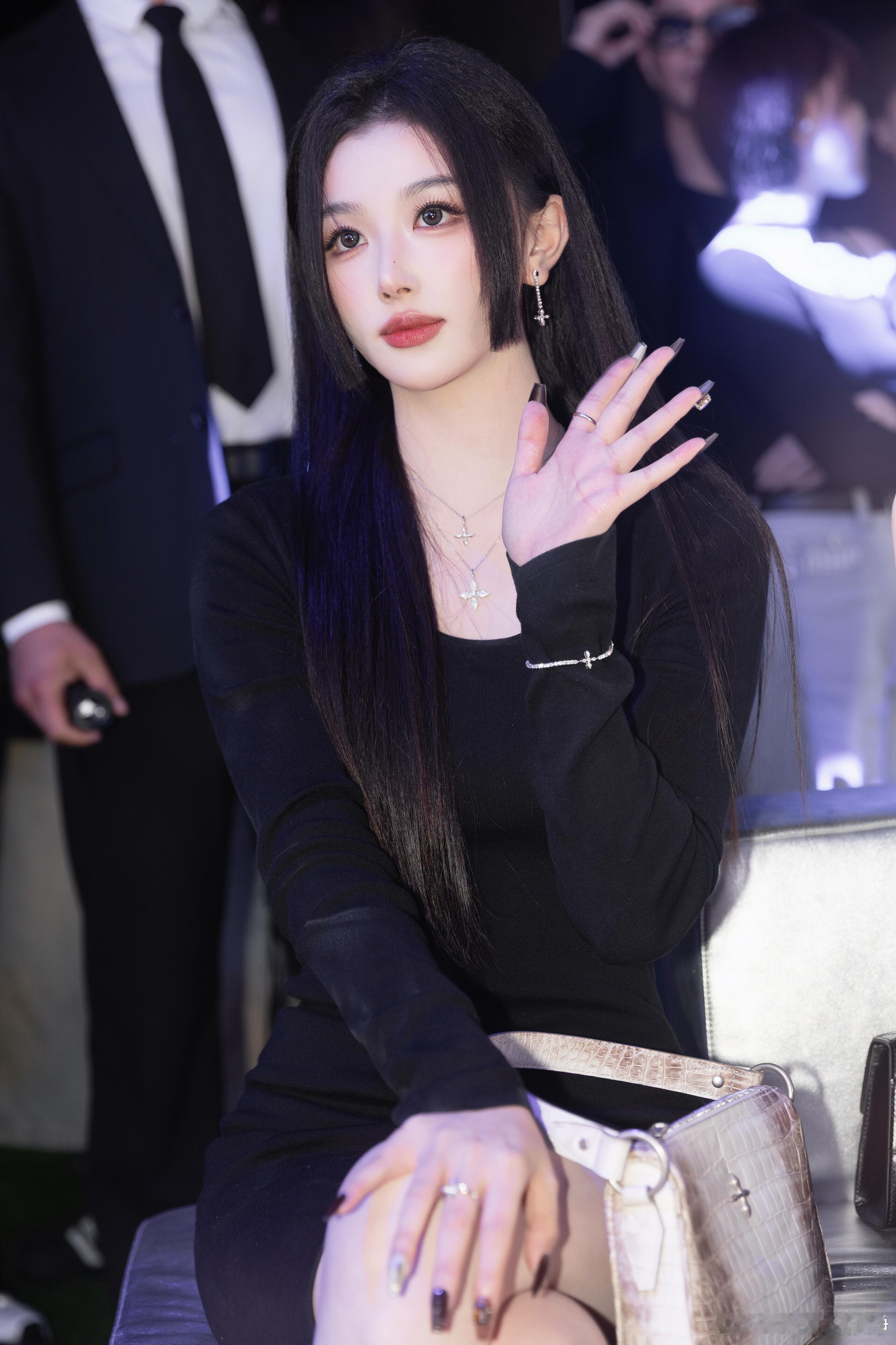 孔雪儿自曝可以一周不洗头 以前总觉得女明星必须天天精致洗护，听完她的解释才明白，