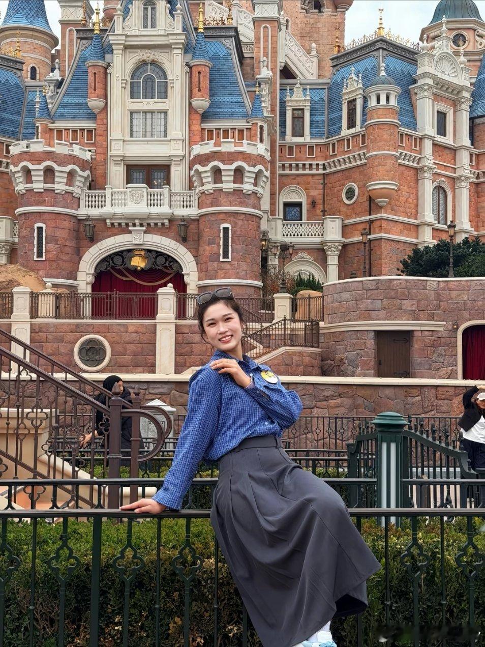 美丽的开心小孩逛迪斯尼，祝福梦洁。女排王梦洁