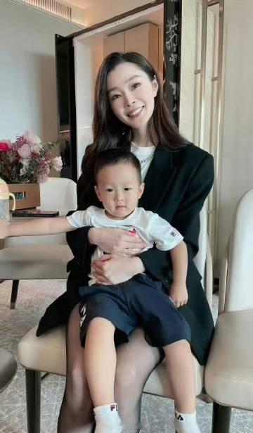 宋轶不是还没结婚啊，怎么小孩都这么大了？ ​​​