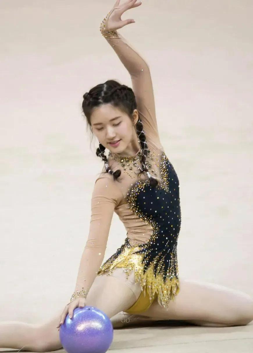 赵露思早期艺术体操照好绝！体态优雅灵动，这表现力绝了
 
赵露思早期的艺术体操照