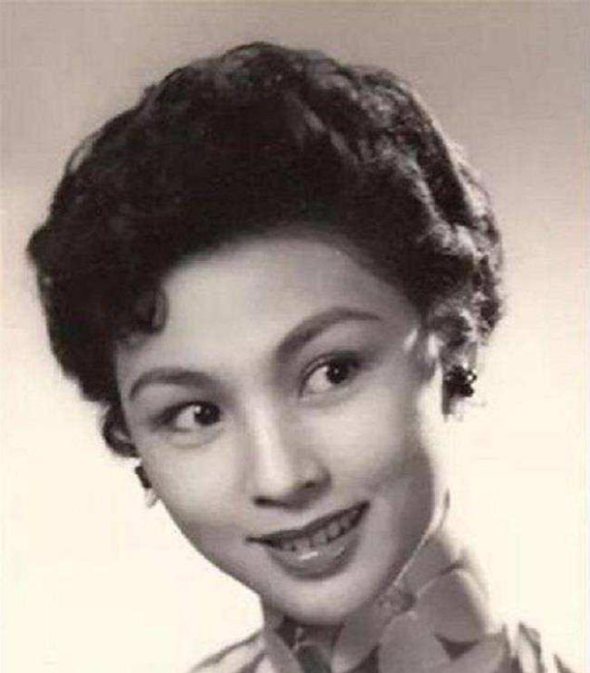 1945年，杨森最漂亮的九姨太正要上床睡觉，一抬头，发现20军军长夏炯竟站在自己