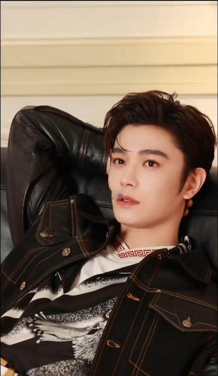 谁懂啊！丁禹兮的帅是全方位无死角的
丁禹兮你真的没有颜值瓶颈期吗？！
黑皮衣是自